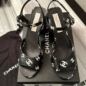 CHANEL 100 % authentic CC logo print lambskin leat